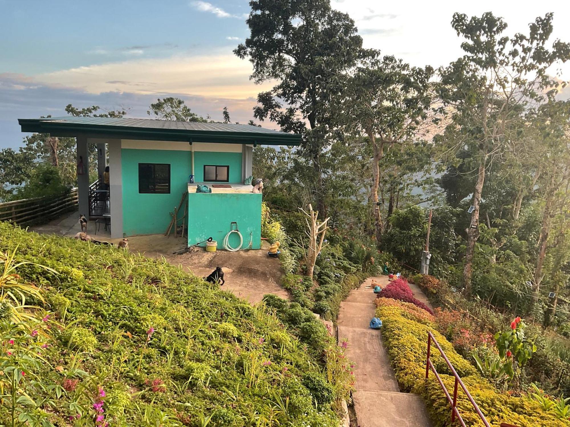 Bahay bakasyunan Anza At Threesome Cafe Cebu