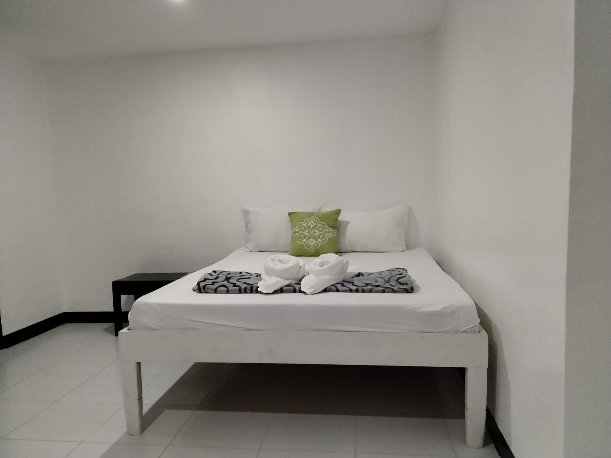 Front Hotel *