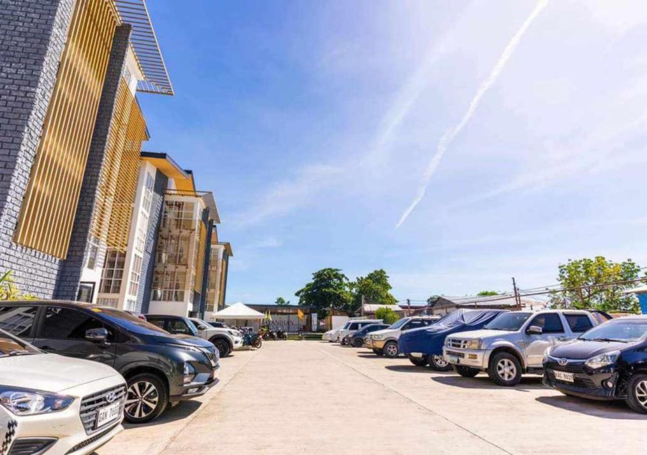 Apartment 2-bedroom Near Mactan Airport, Fully-furnished, Airport Pickup And City Tour Services *