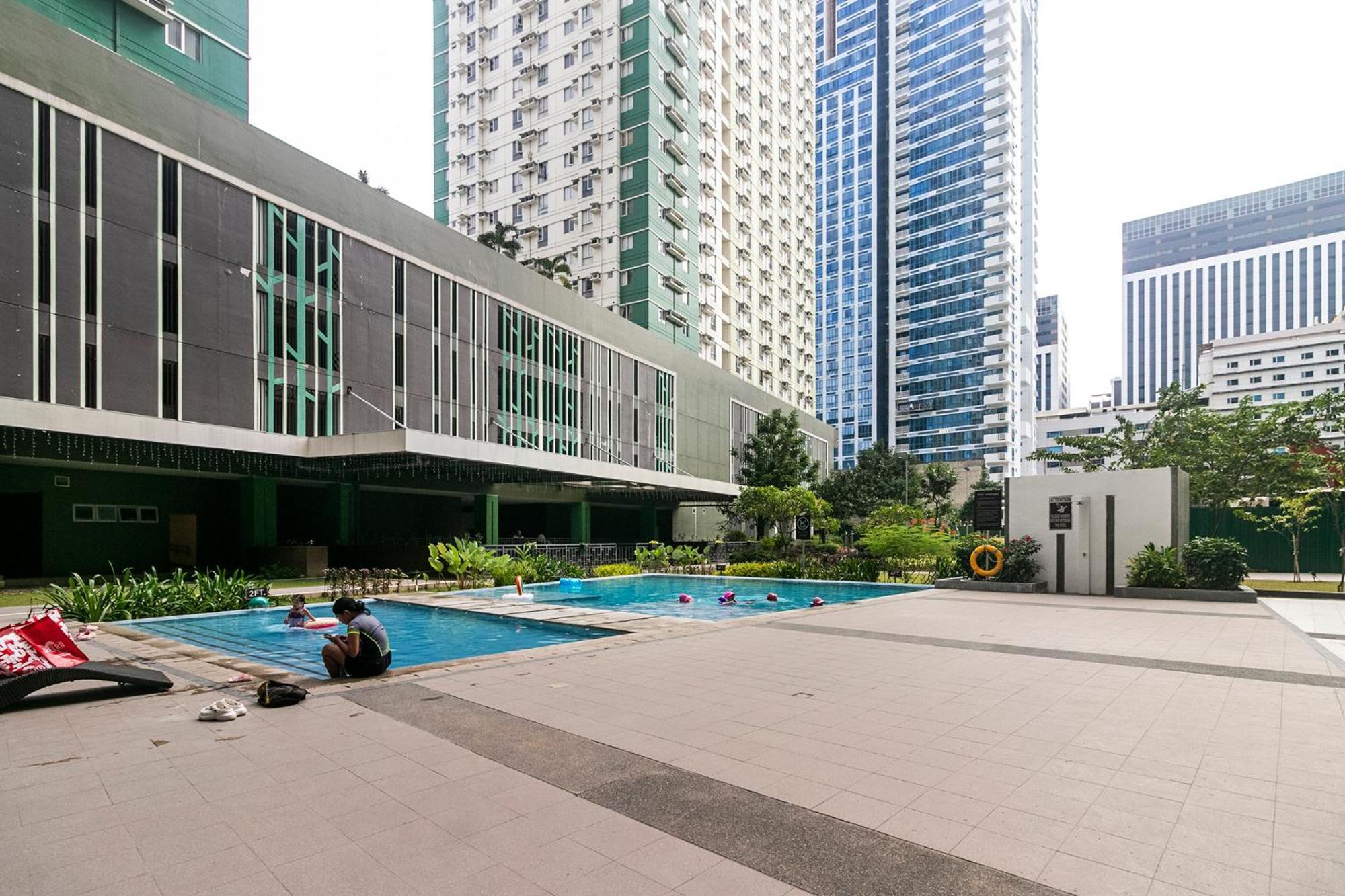 Avida Riala In The Centre Of It Park *