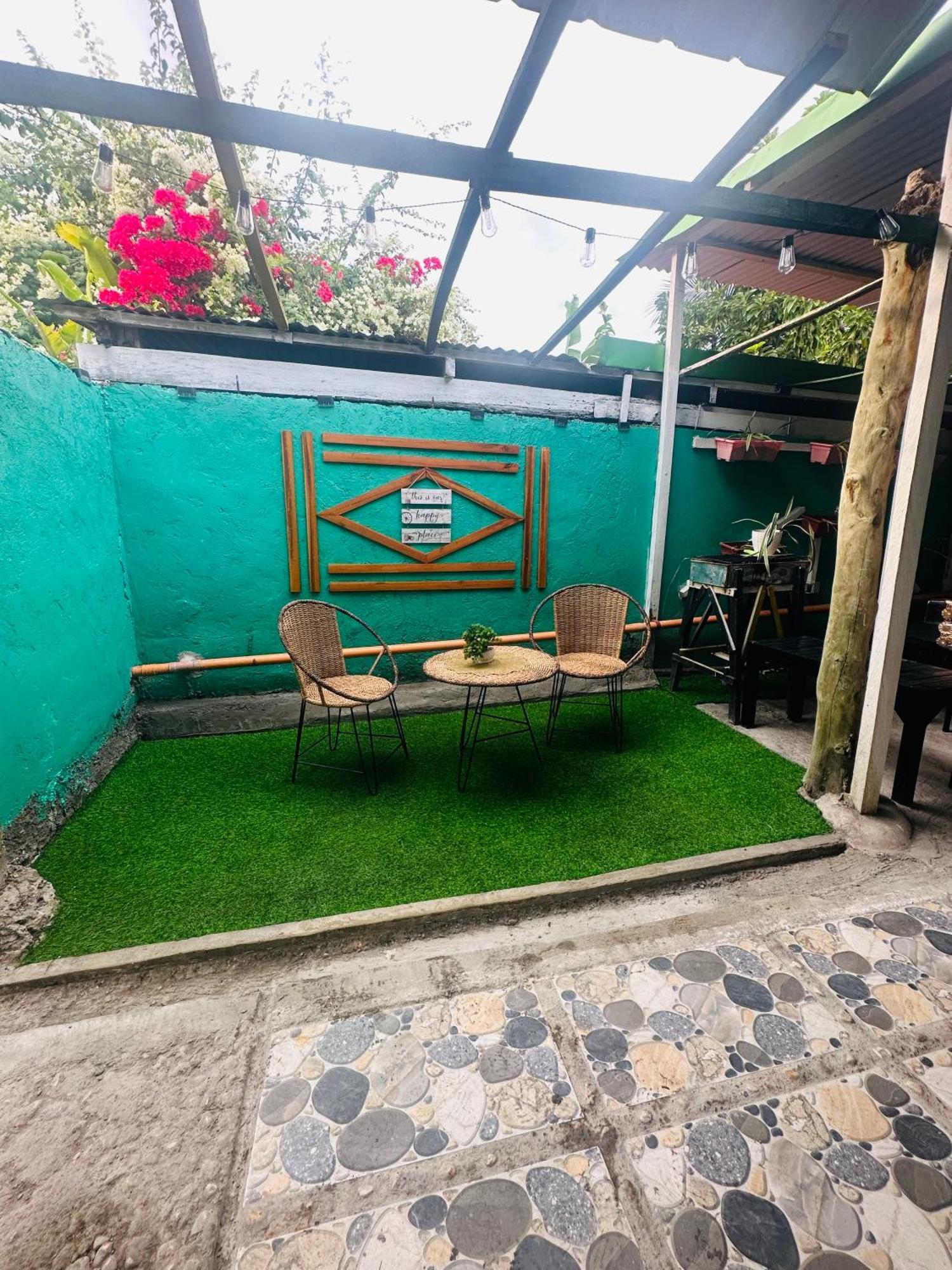Maui's Place Hostel Badian