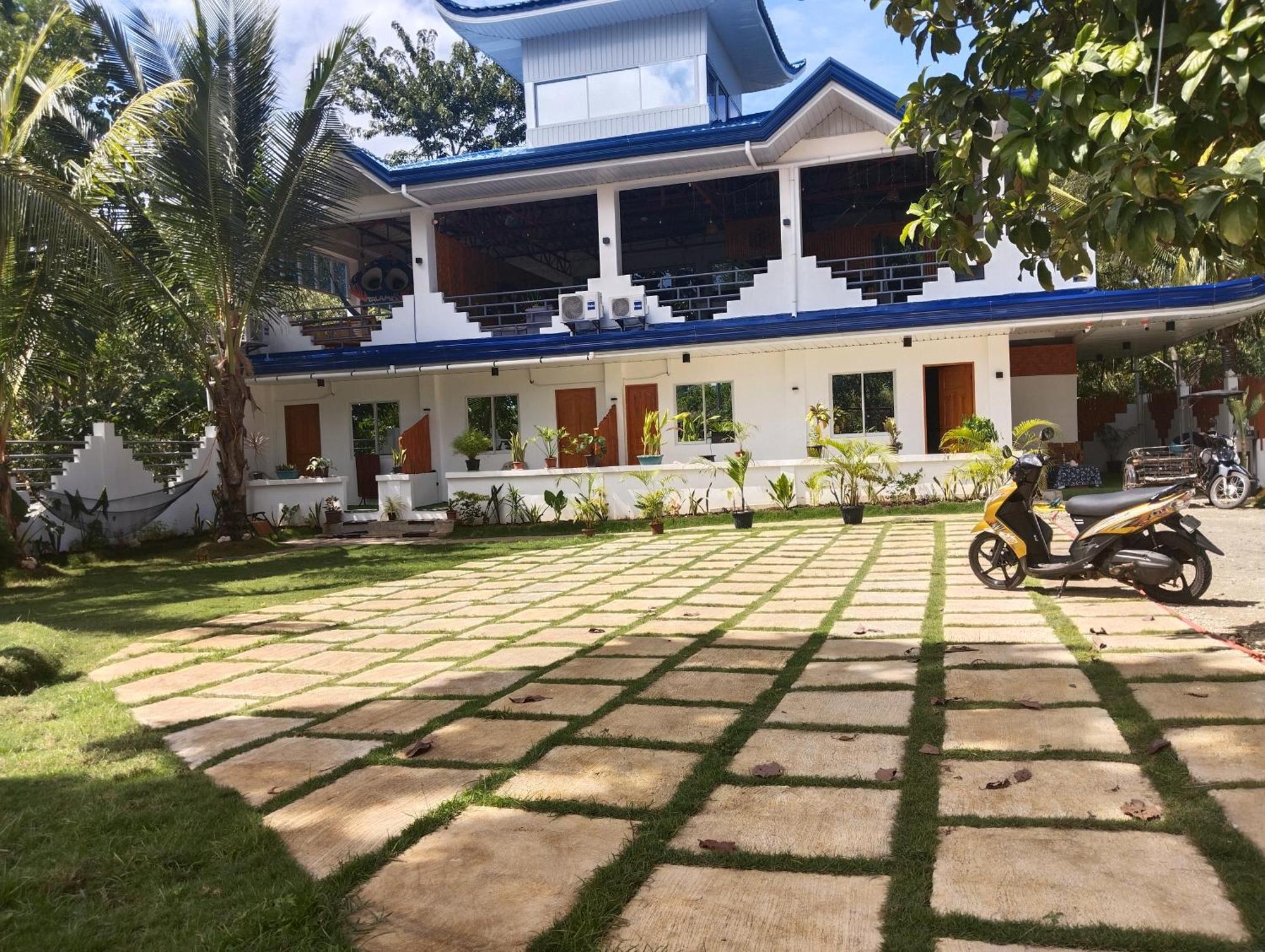Blue Pagoda Tourist *