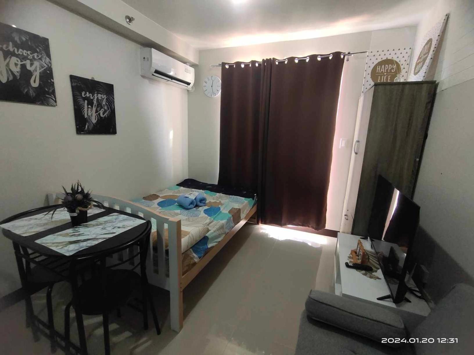 Nate & Athalia's Cityscape Condotel *