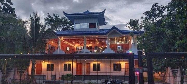 Blue Pagoda Tourist