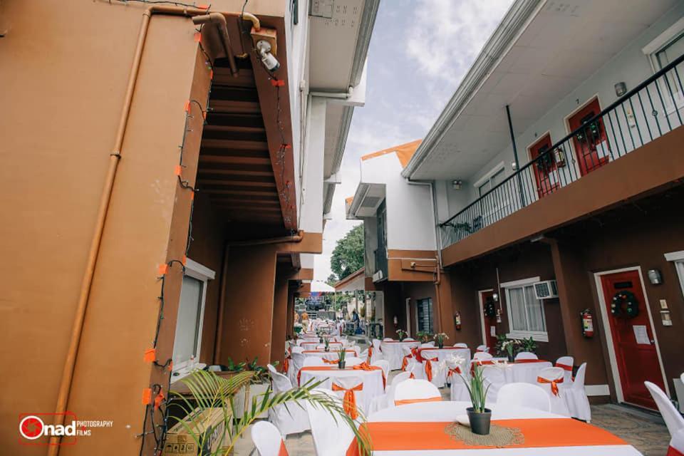 Ashley And Bill's 'n Garden And Hotel 2*