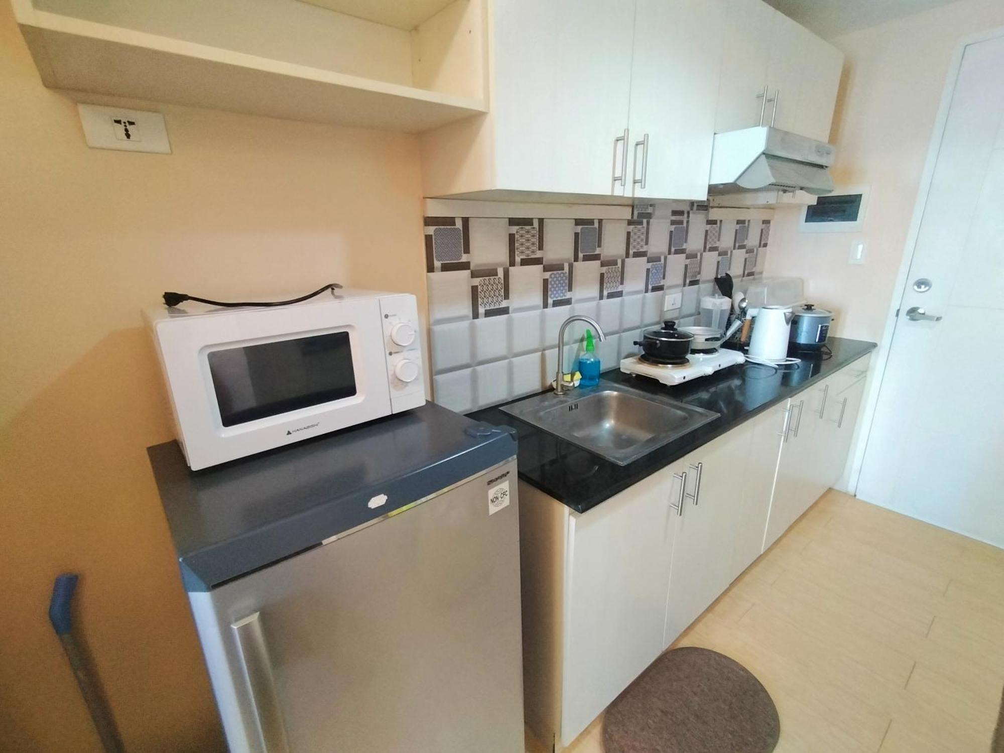 Studio-type In With Wi-fi, Netflix, Pool And Gym *