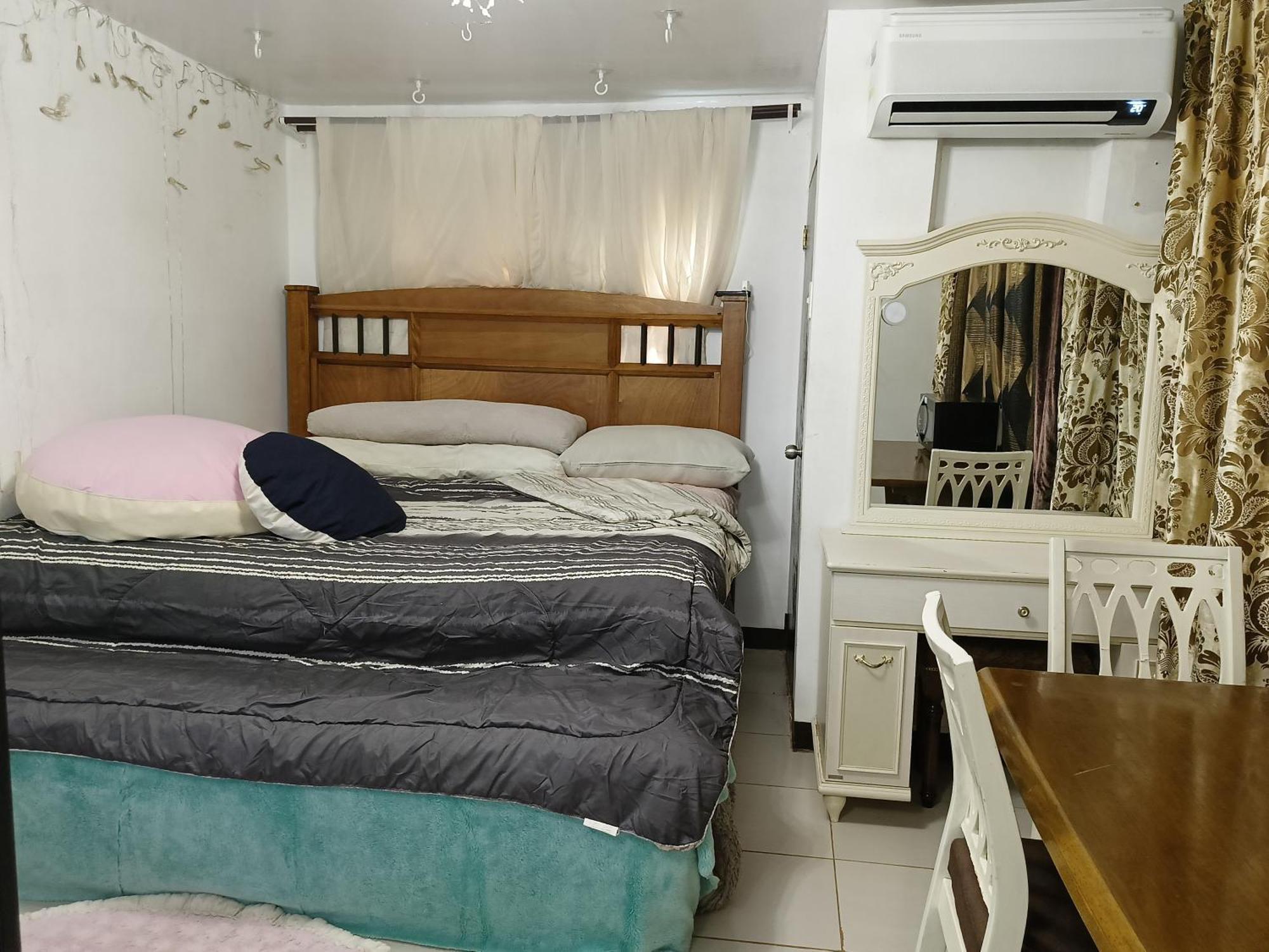 Cozy With King-size Bed, 70inch Samsung Smarttv , In Calm Urban Deca Homes Tipolo Complex Mandaue City