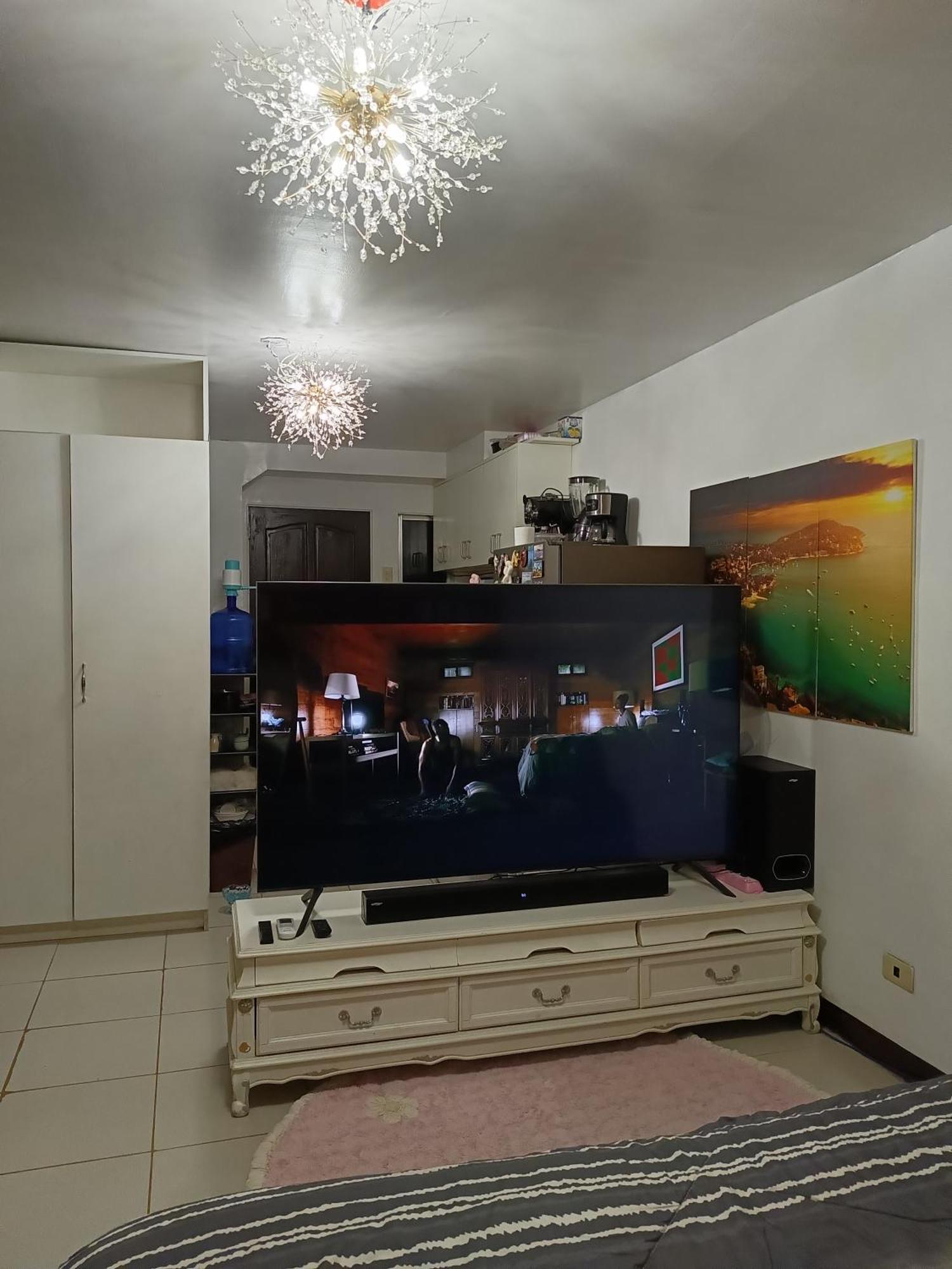 Cozy With King-size Bed, 70inch Samsung Smarttv , In Calm Urban Deca Homes Tipolo Complex