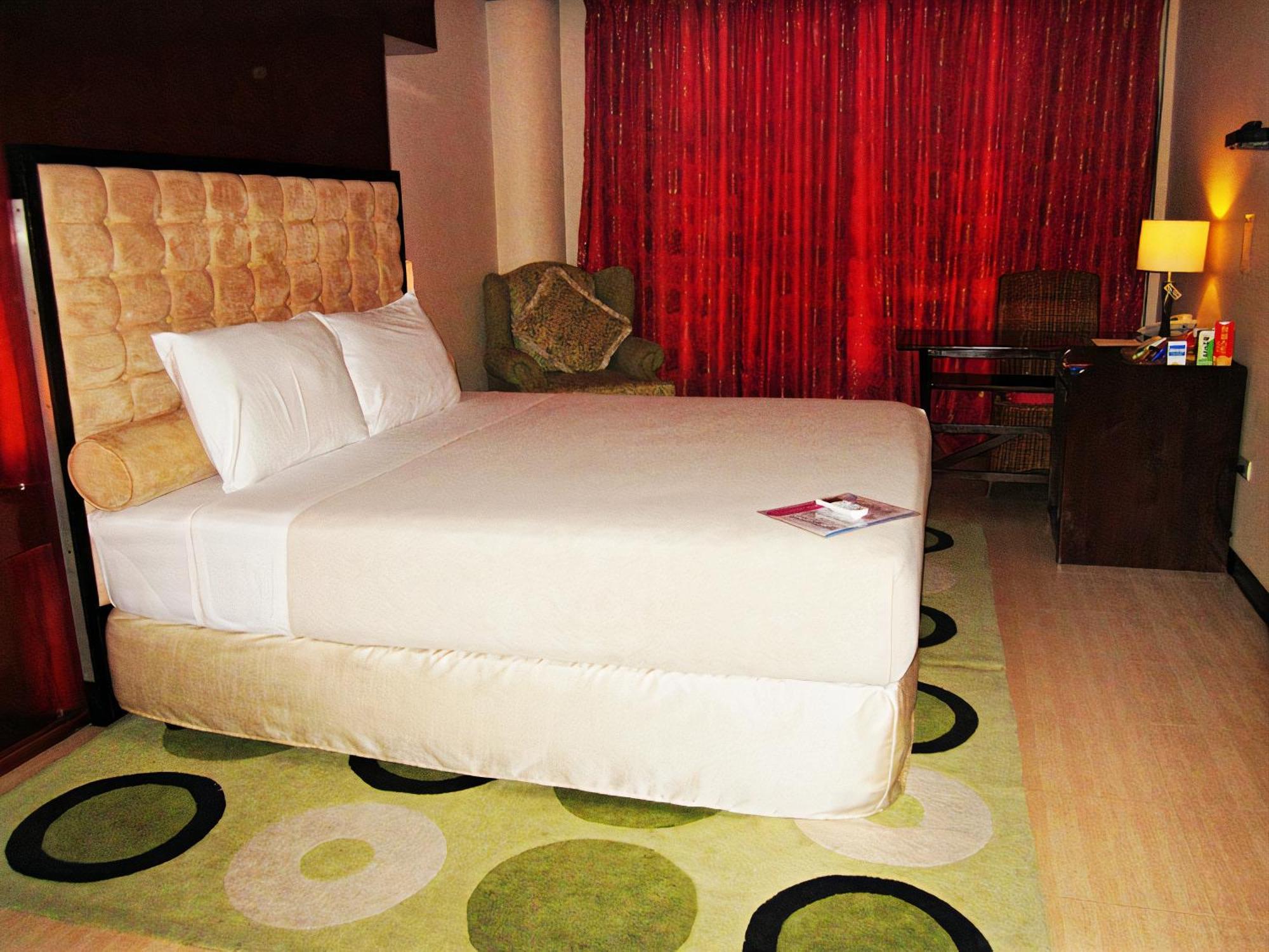 Cebu Dulcinea And Suites-mactan Airport Hotel 3*