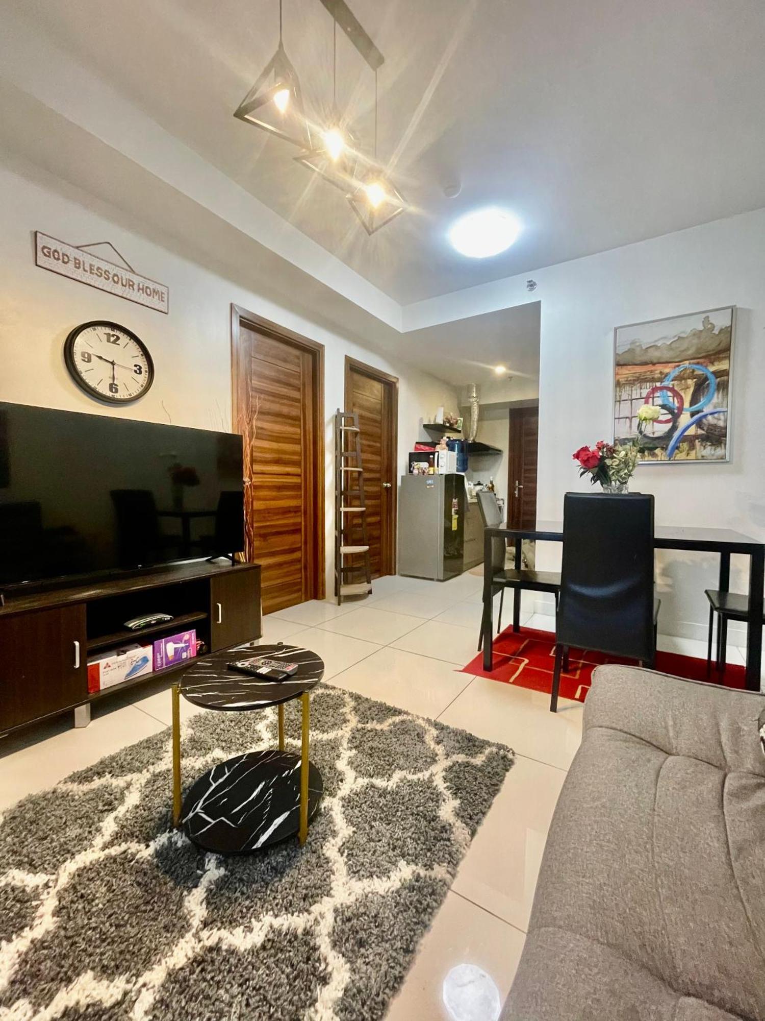 Apartment 2br Unit With Balcony At The Center Of *