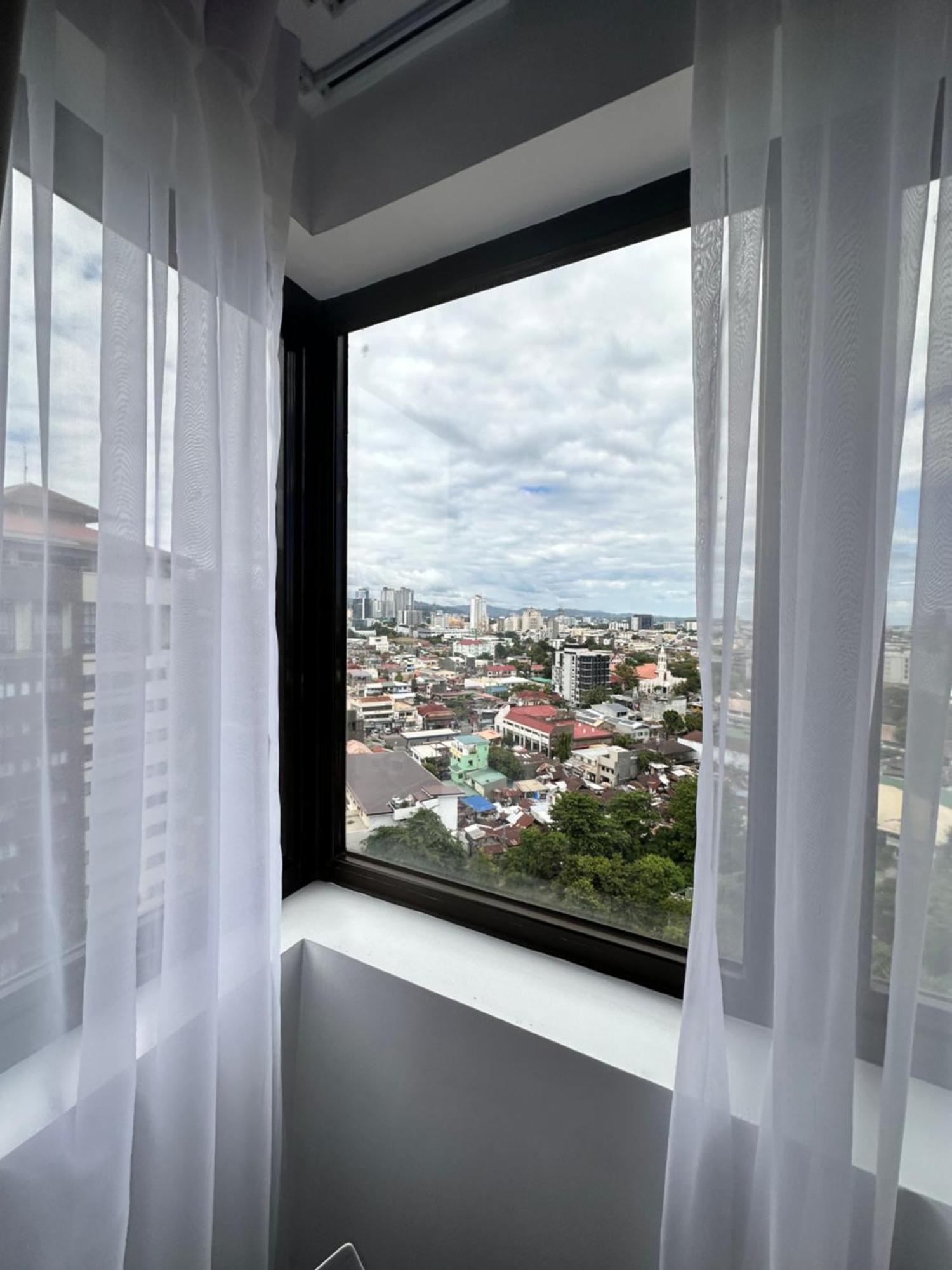 Living,the Persimmon Double Beds 4pax Apartment Cebu
