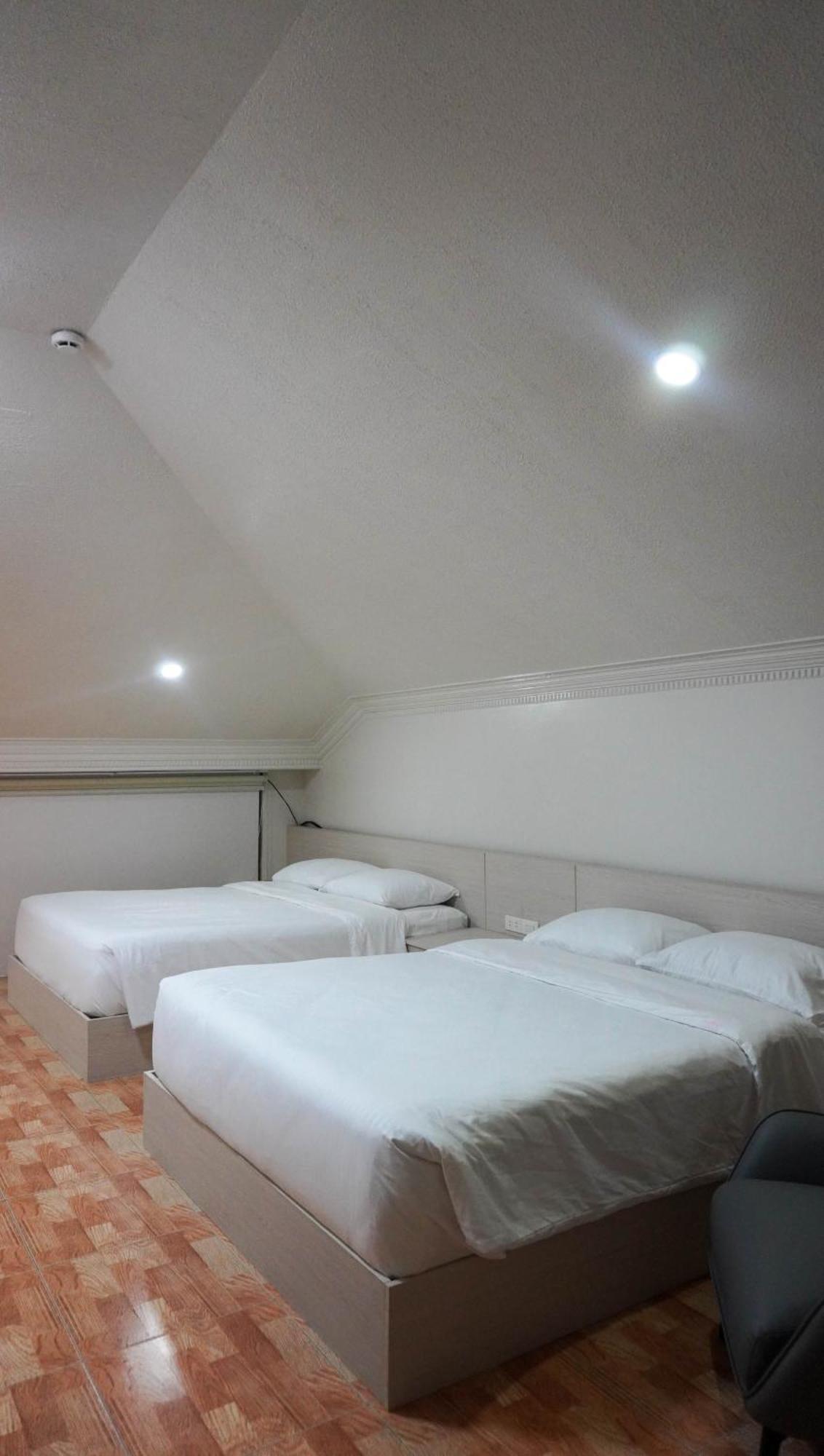 Bed & Breakfast Honey Inside Bee Cafe At Ayala Area