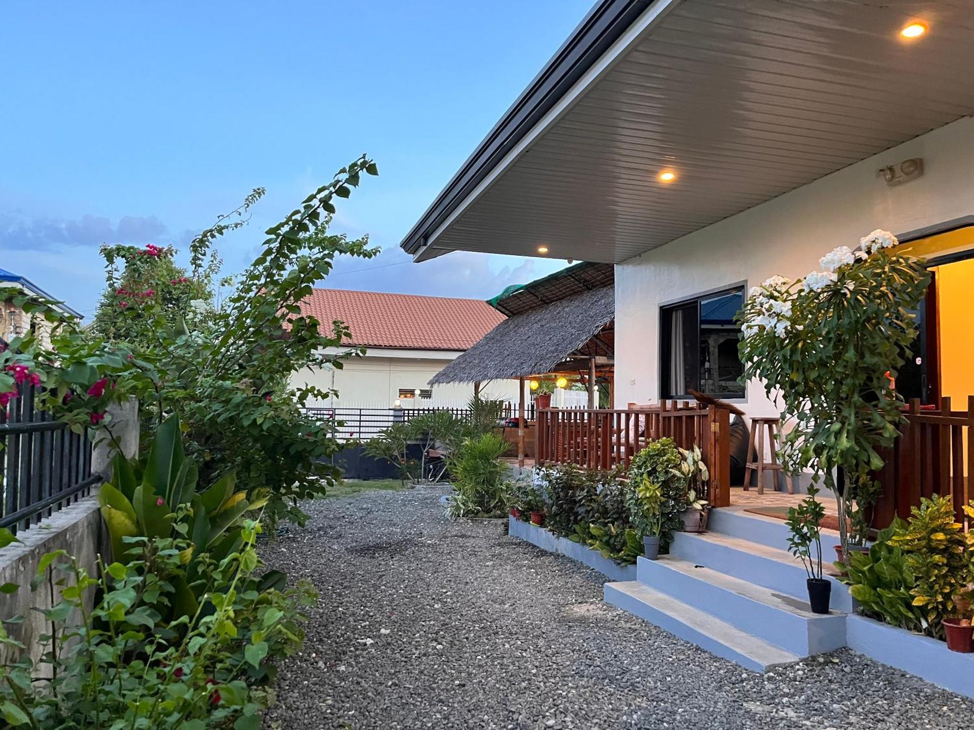 Momo Hostel Moalboal