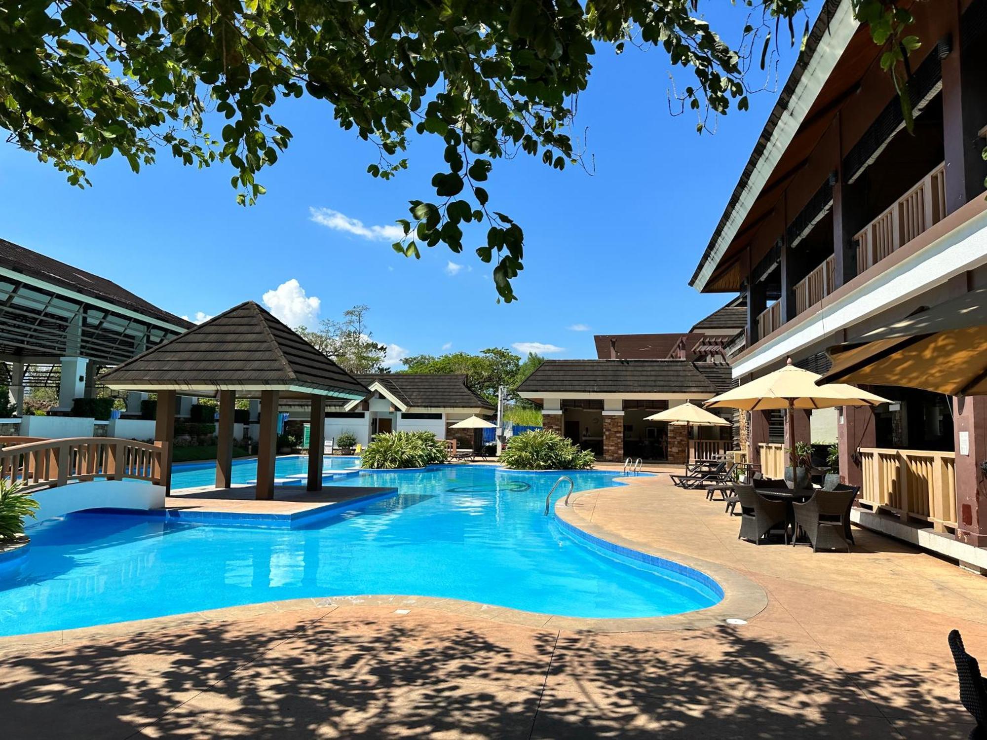 Resort-inspired With Queen-size Bed & 50-inch Smart Tv