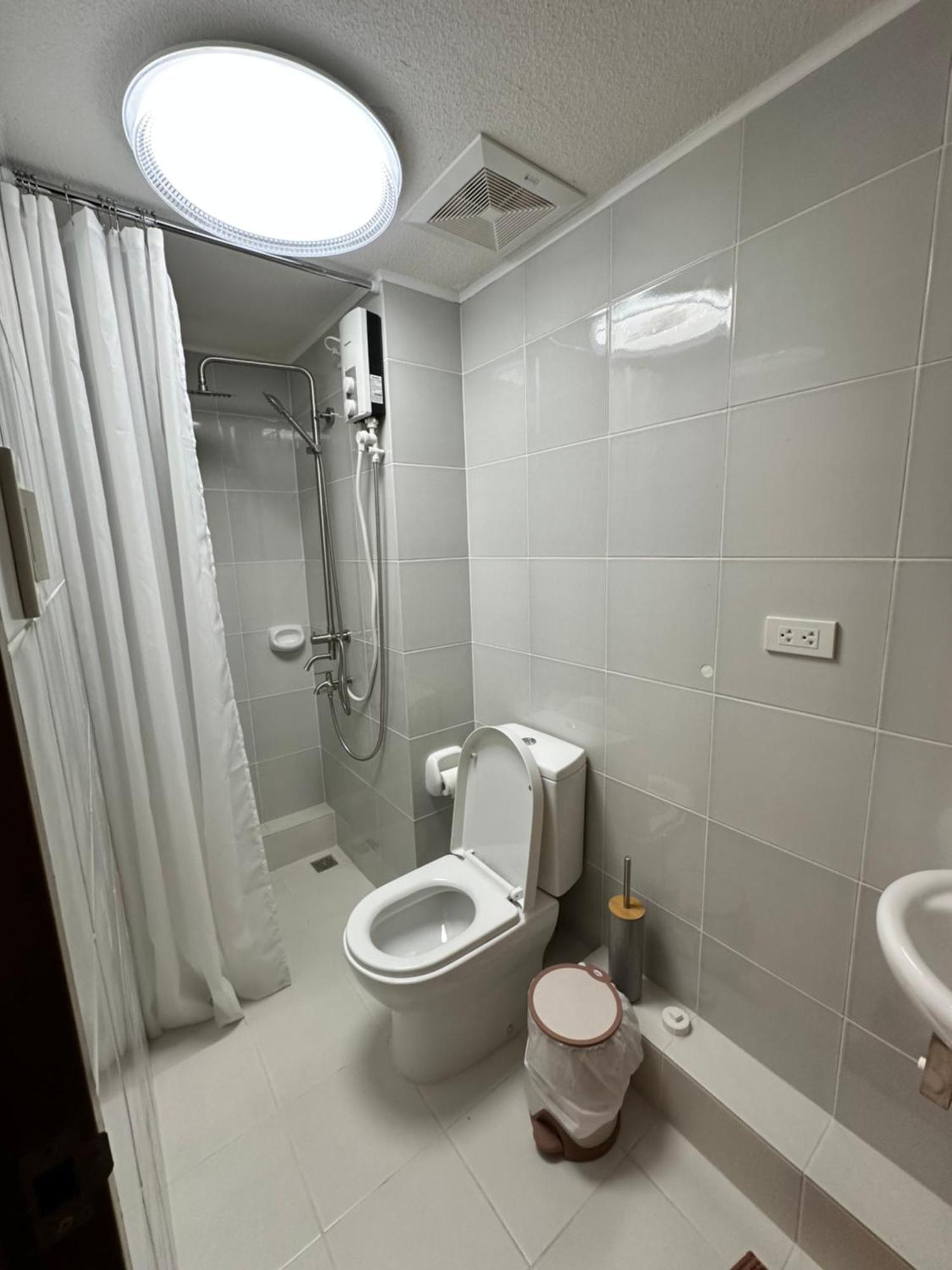 Resort-inspired With Queen-size Bed & 50-inch Smart Tv Cebu