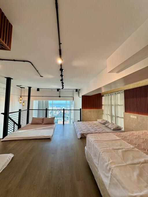 Spacious Loft Type Unit In Apartment *