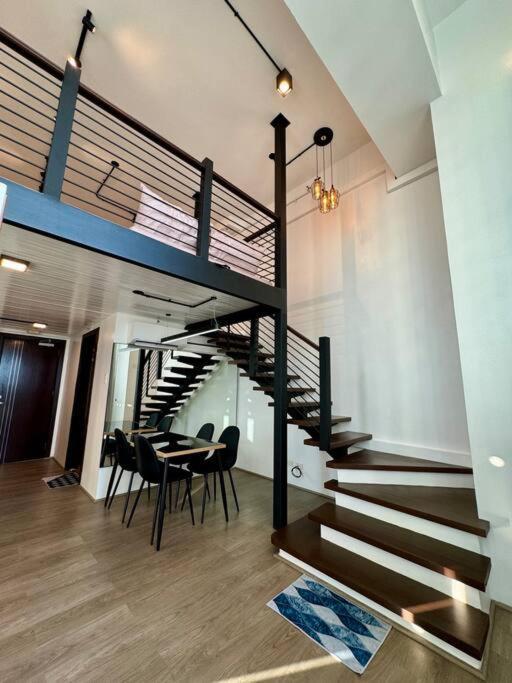 Spacious Loft Type Unit In Apartment