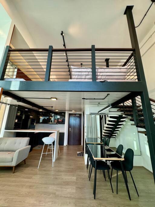 Apartment Spacious Loft Type Unit In