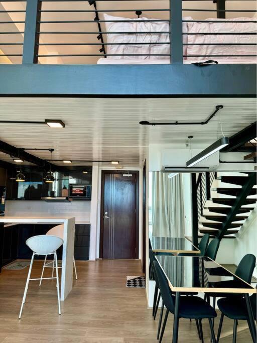 Spacious Loft Type Unit In Apartment *