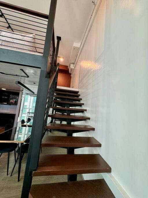 Spacious Loft Type Unit In Apartment *