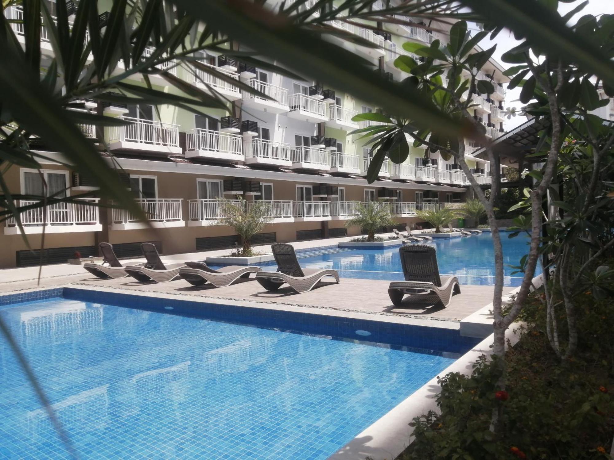 Apartment Azur Suites: Stylish Airport Retreat With Netflix & Luxe Pool