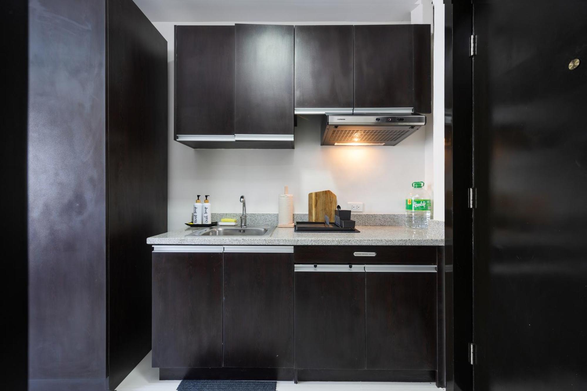 Apartment Unit Near It Park, Sm And Ayala With Pool, Balcony And Fast Wifi Mandaue City