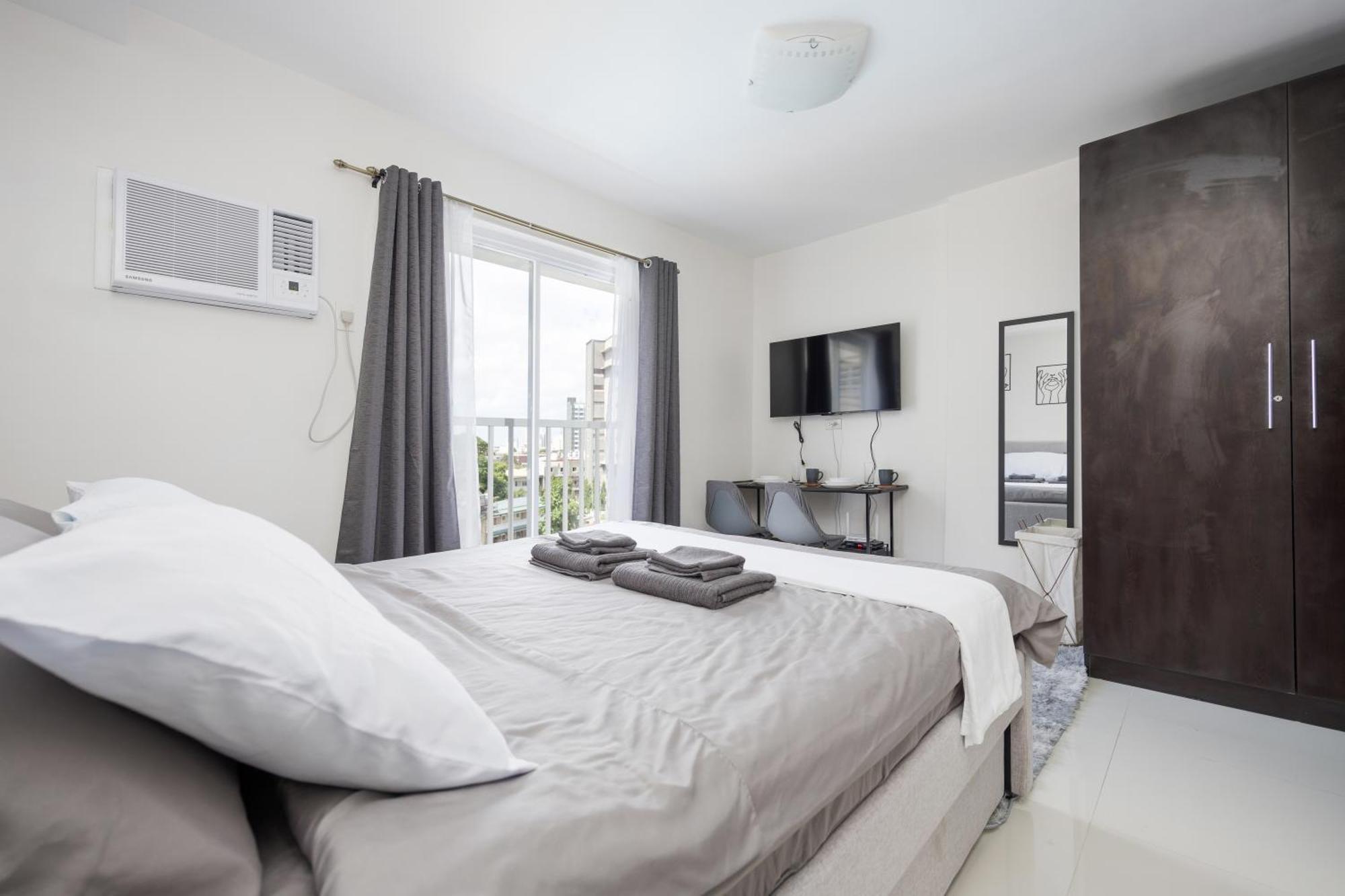 Unit Near It Park, Sm And Ayala With Pool, Balcony And Fast Wifi
