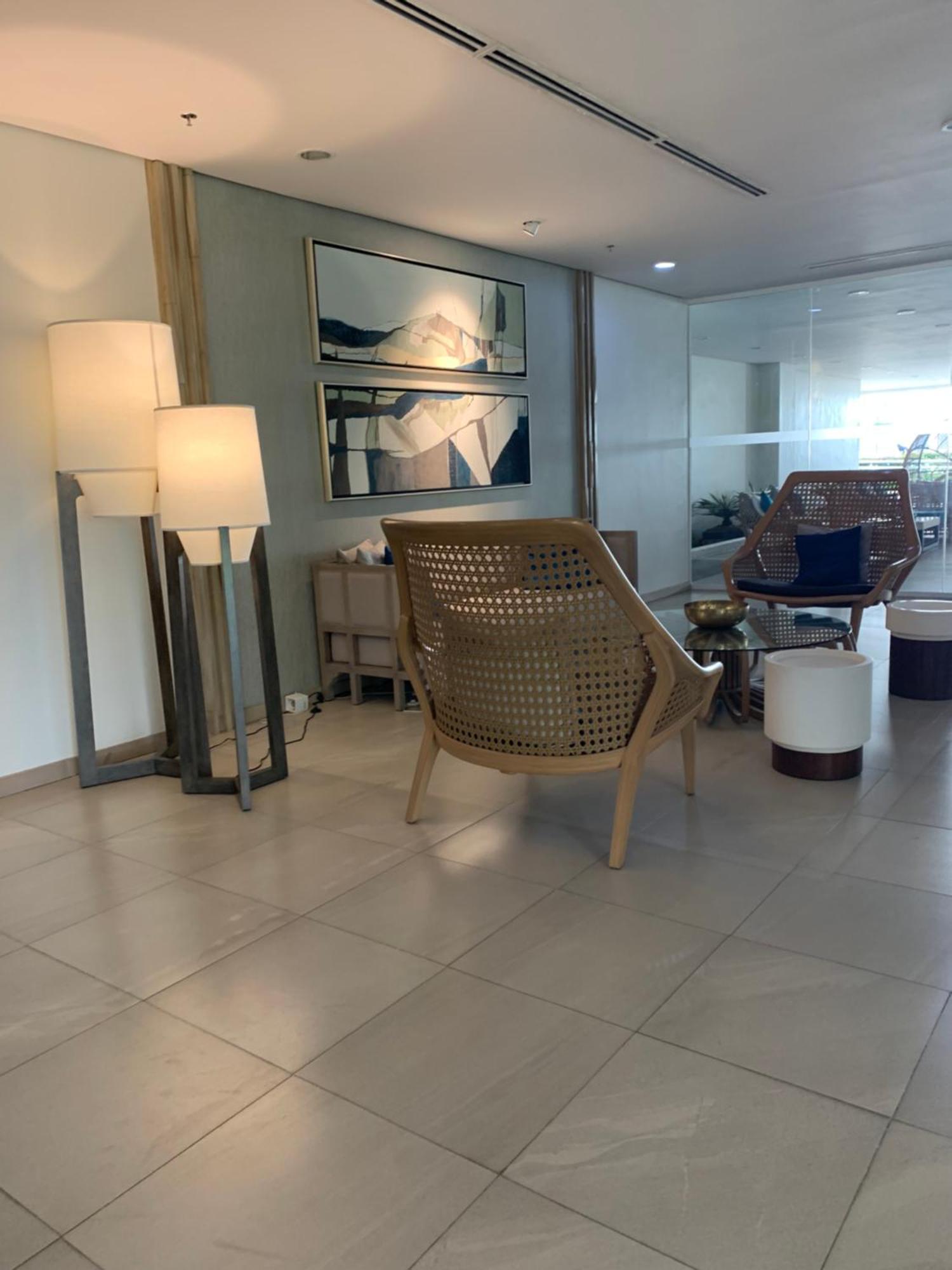 Spacious Stylish With Two Bedrooms, Near Mall Apartment