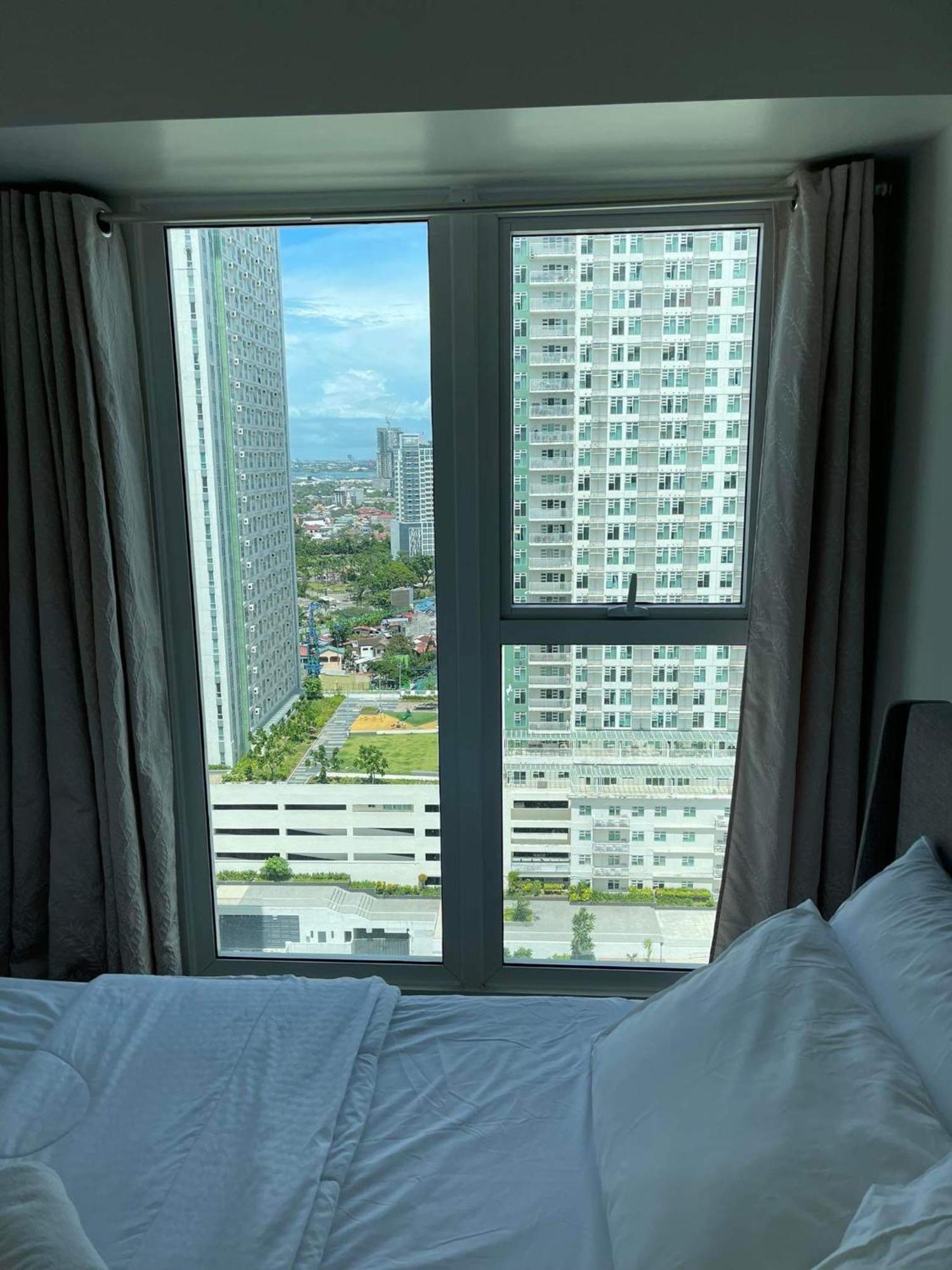Spacious Stylish With Two Bedrooms, Near Mall Apartment *