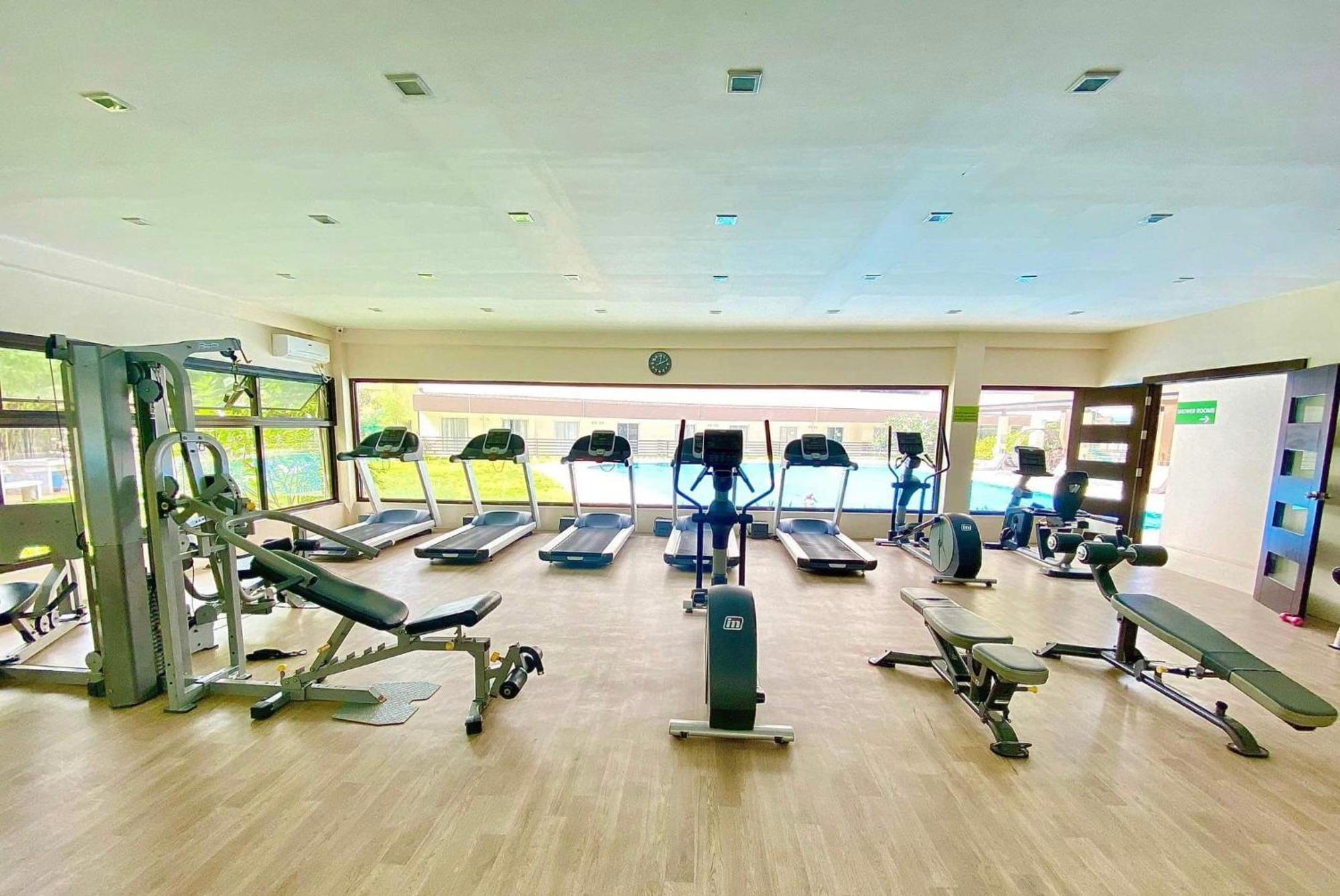Apartment Unit Near It Park, Sm And Ayala With Pool, Balcony And Fast Wifi