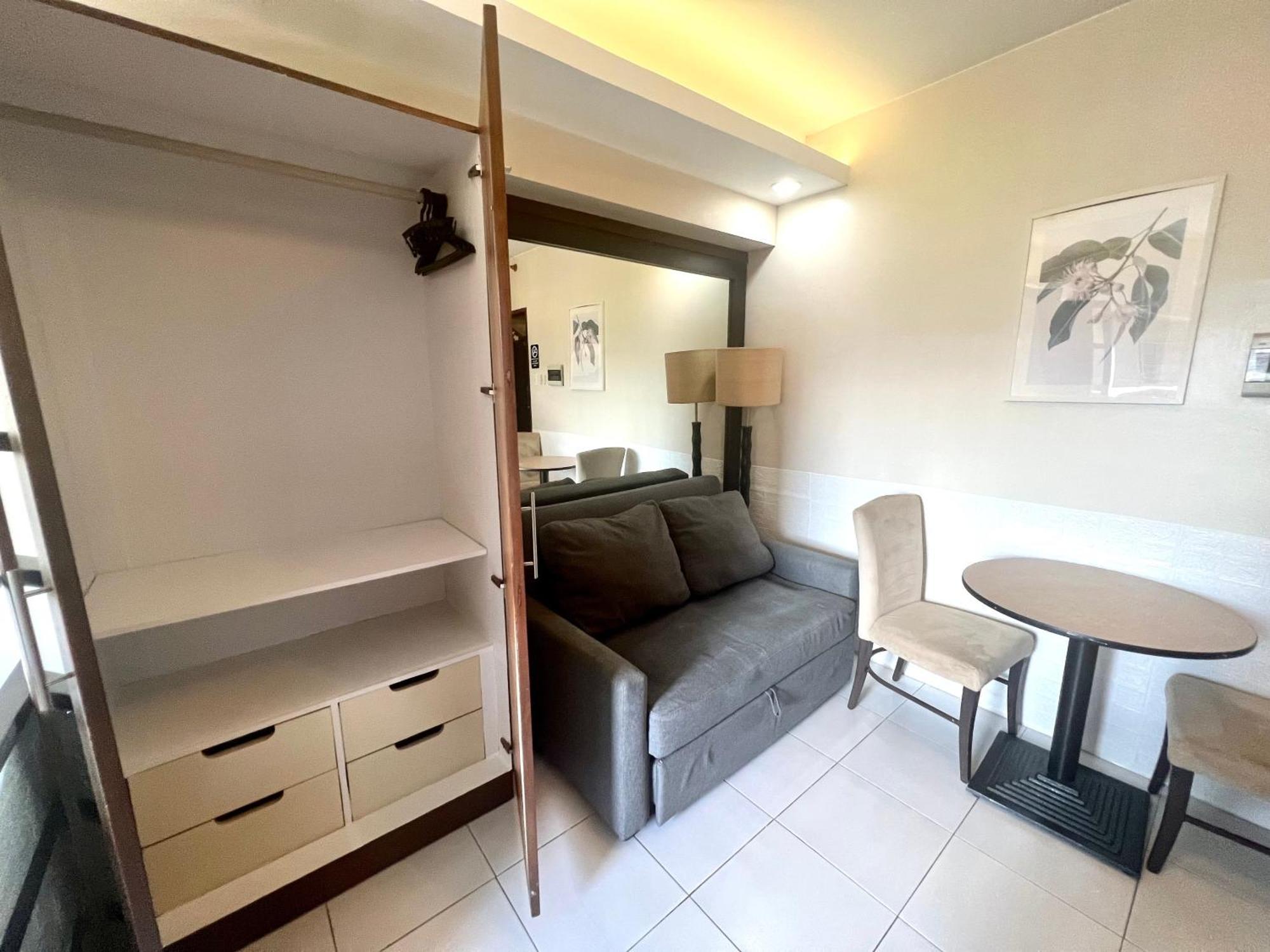 Views+ Large Space+ Beside It Park Apartment *
