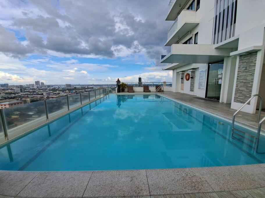 Comfy Near Ayala, Sm & It Park Apartment