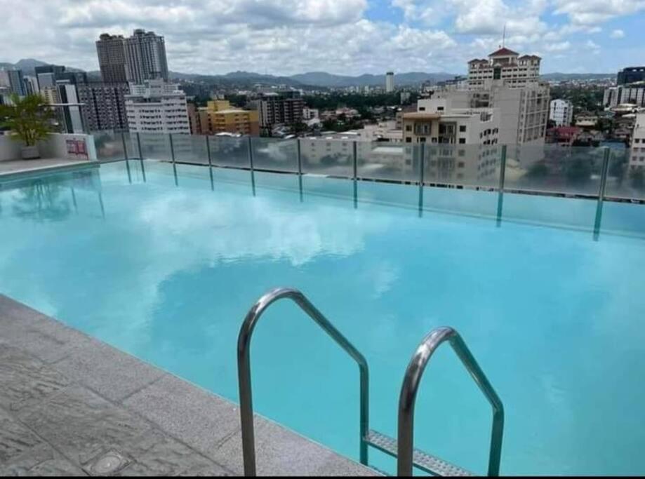 Comfy Near Ayala, Sm & It Park