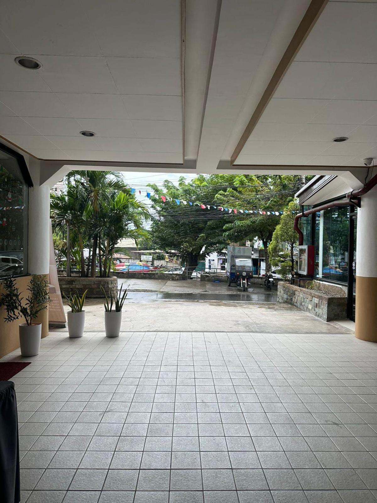 Plaza Apartment *