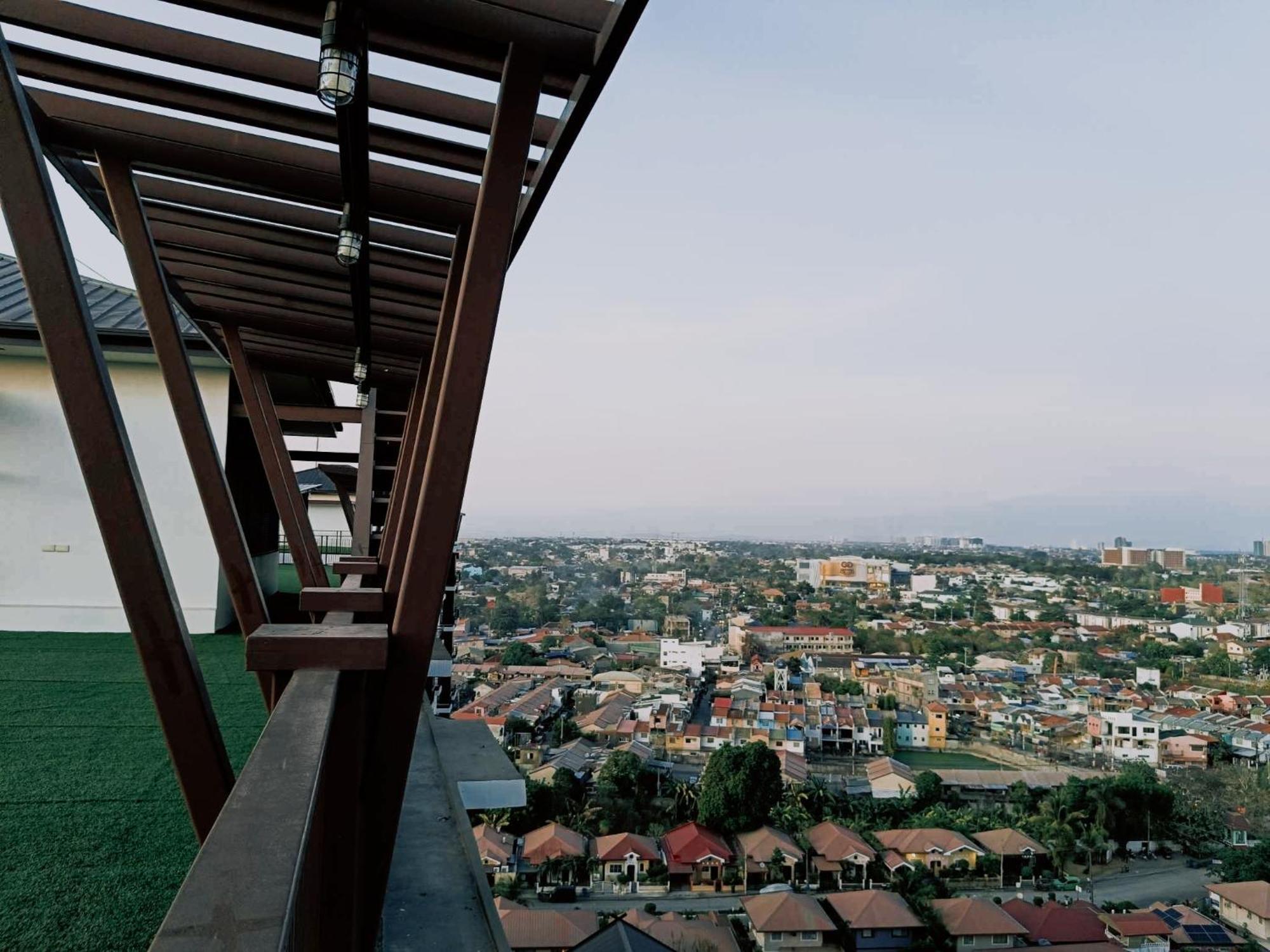 E&d Royal Oceancrest Mactan - 1br Full With Balcony And Rooftop With Panoramic View Near Airport