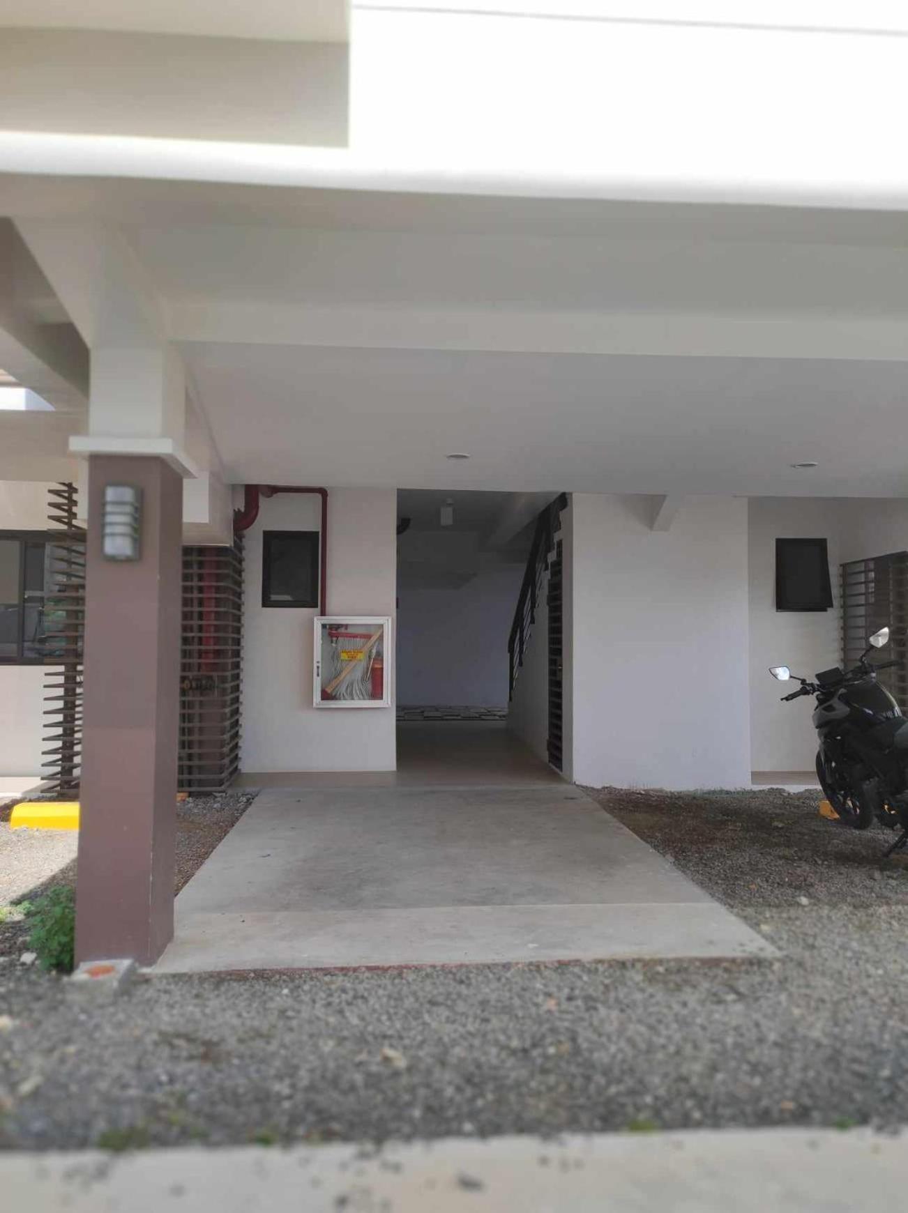 Trig Place @almond Drive Apartment *
