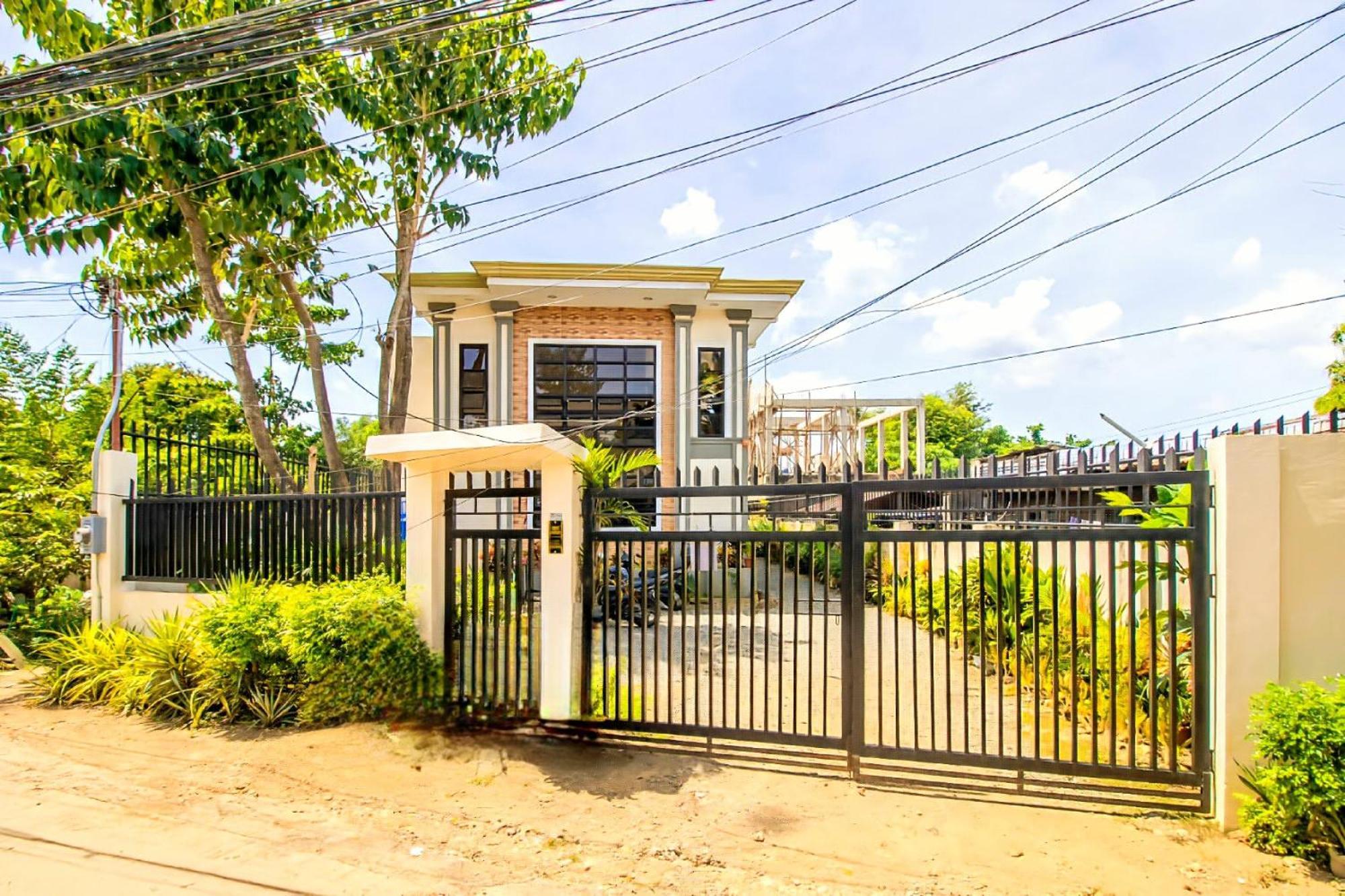 Away From 2br 6 Minutes Drive To Grand Mall Wifi, Netflix & Free Parking Apartment *