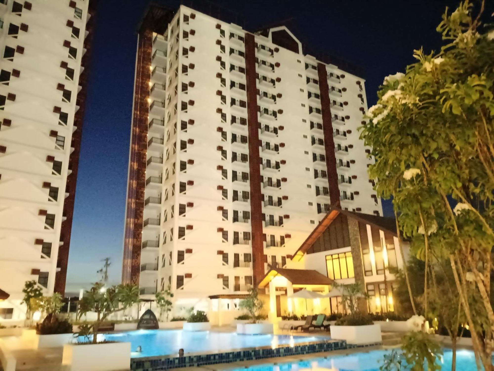 E&d Royal Oceancrest Mactan - 1br Full With Balcony And Rooftop With Panoramic View Near Airport Apartment