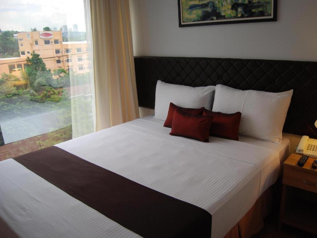 Hotel Capitol And