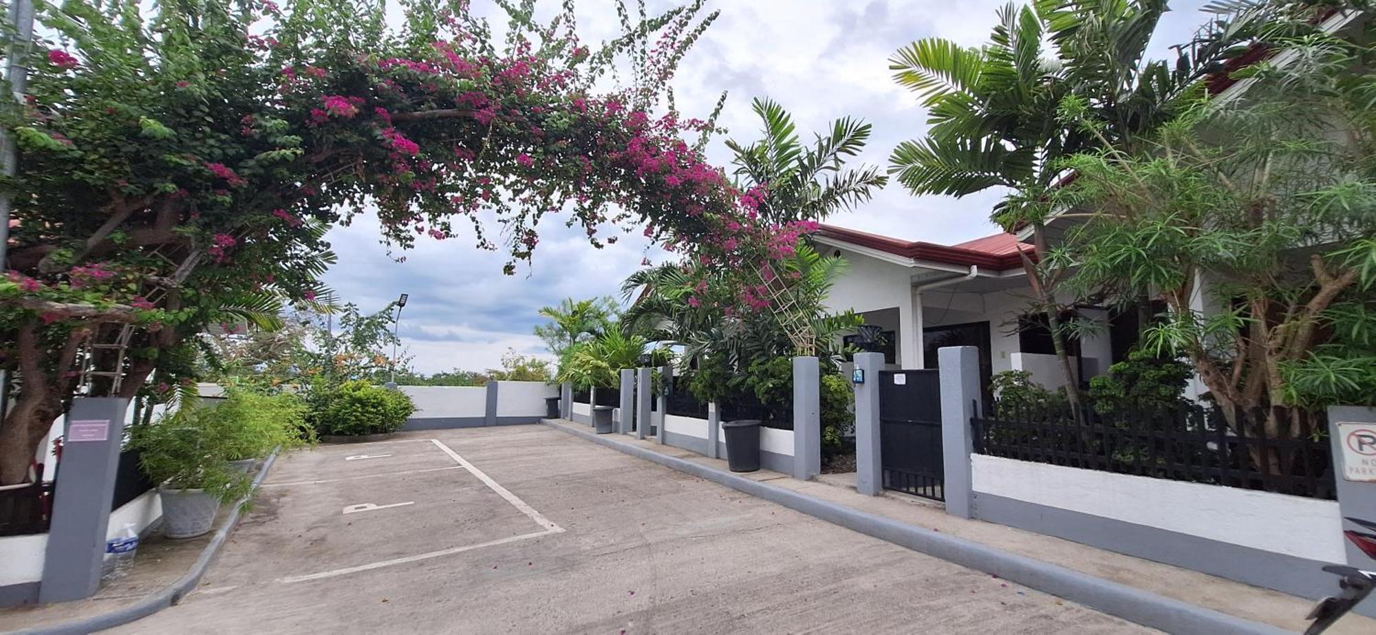 Garden Village 3*