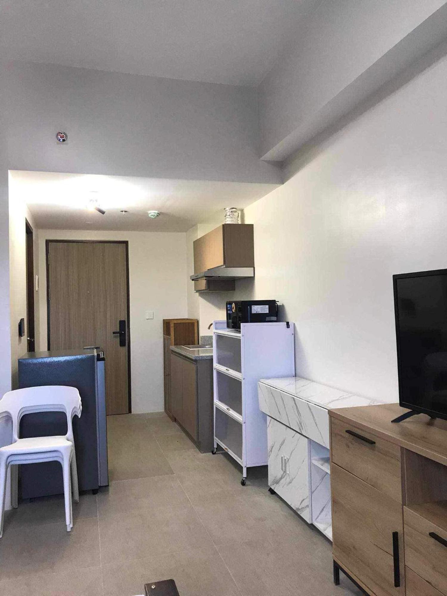 Be Residences Luxury Apartments, Ac, Pool, Gym Cebu