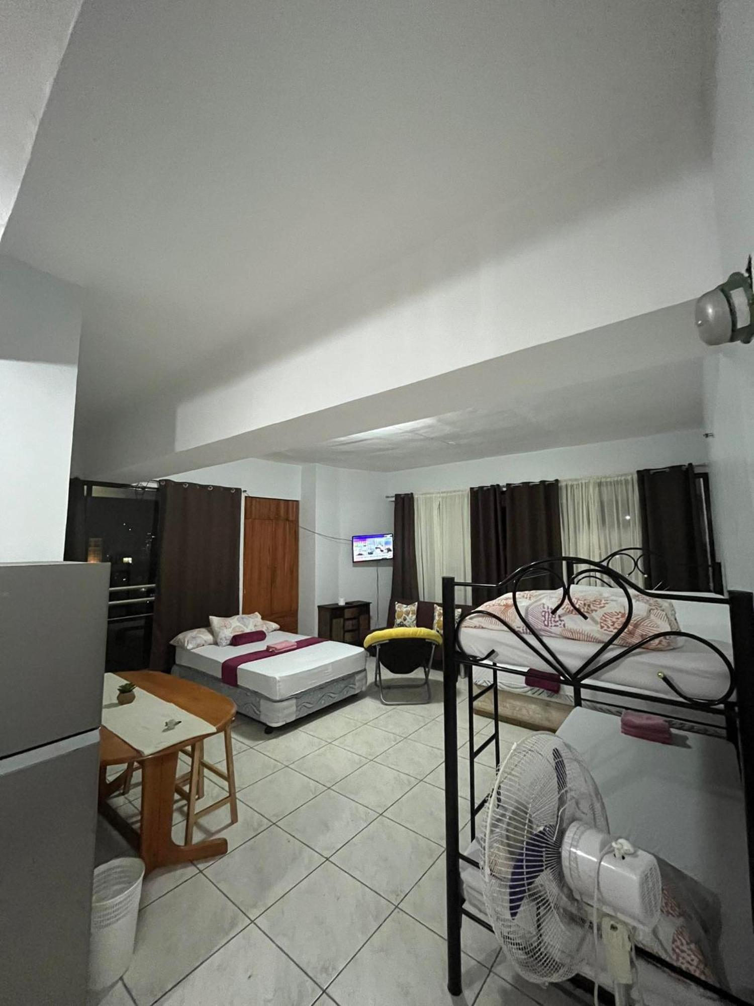 Flora's Place In Winland Towers Aparthotel *
