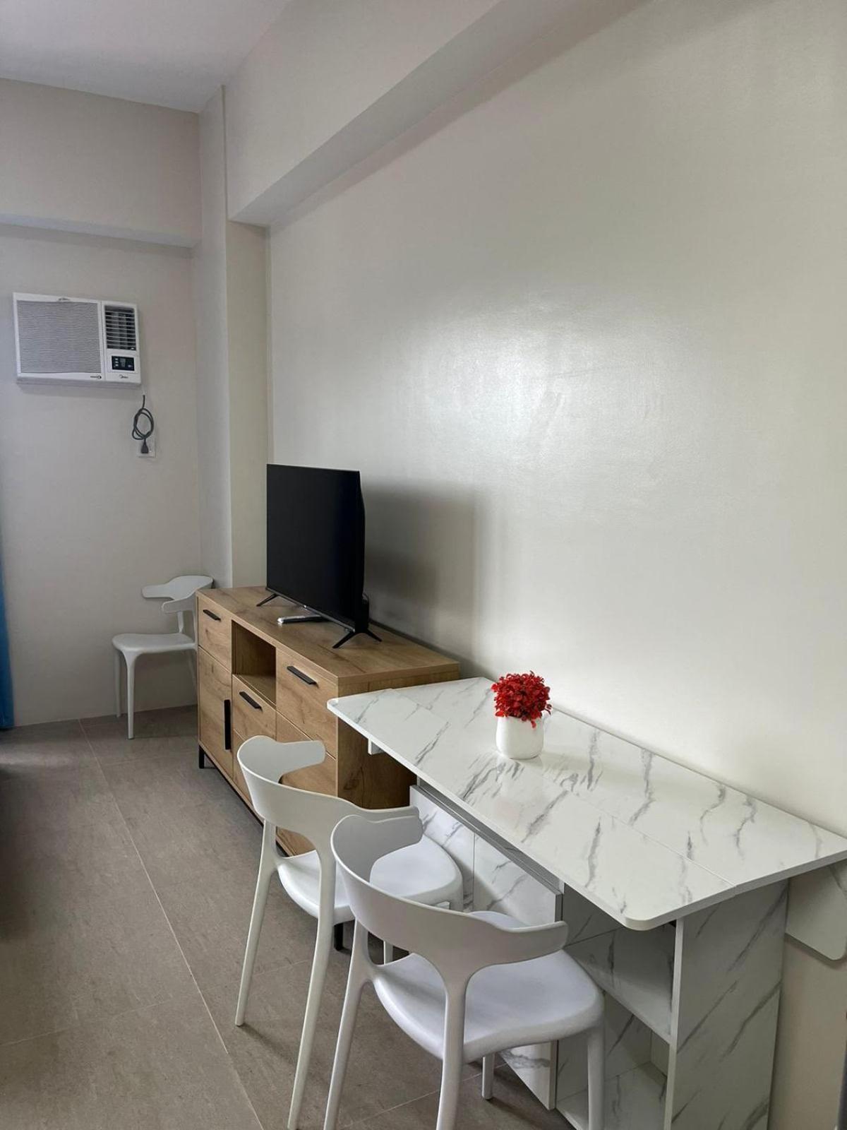 Be Residences Luxury Apartments, Ac, Pool, Gym Cebu
