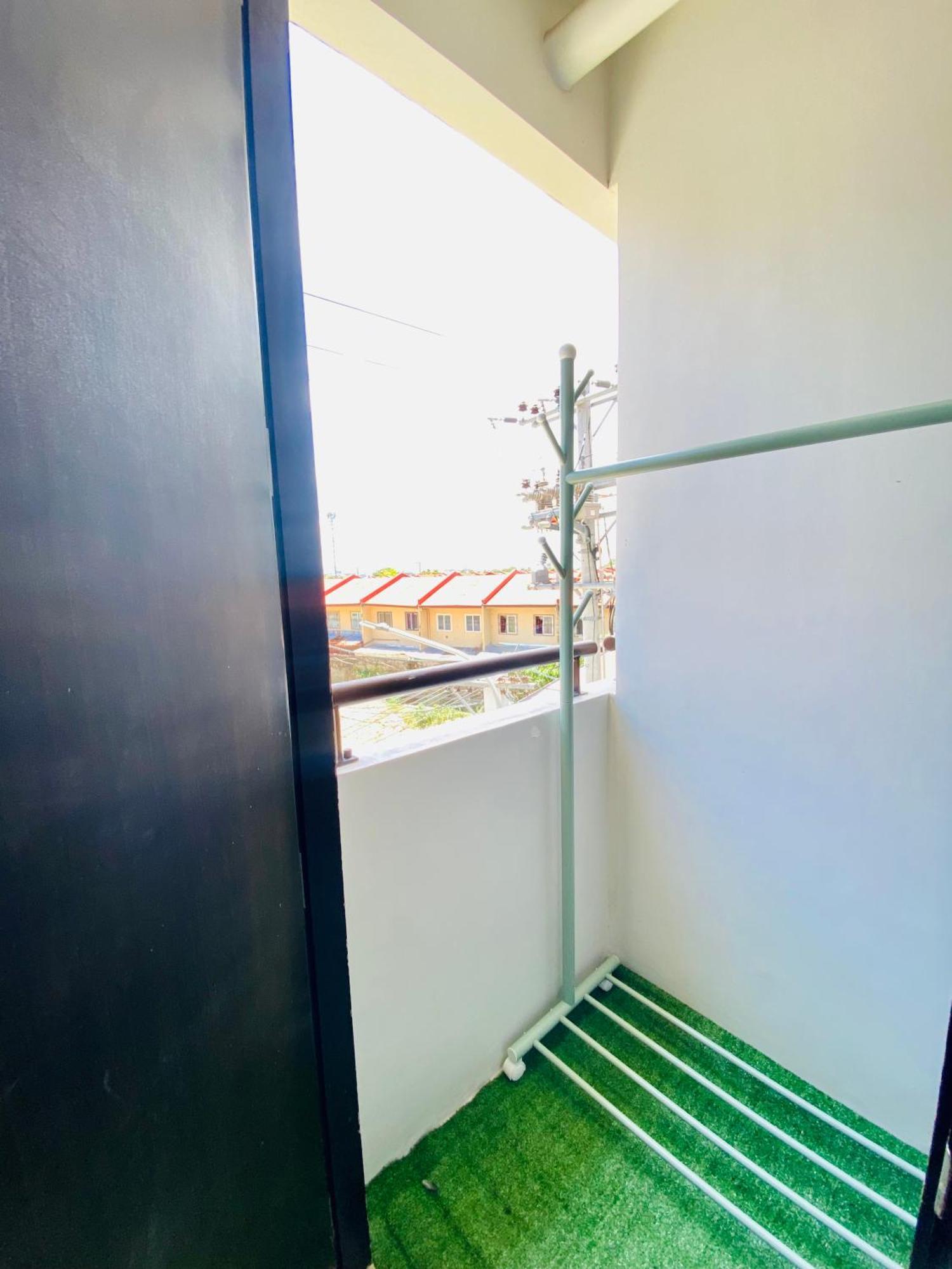 Renovated Furnished Near Airport, Malls And School *