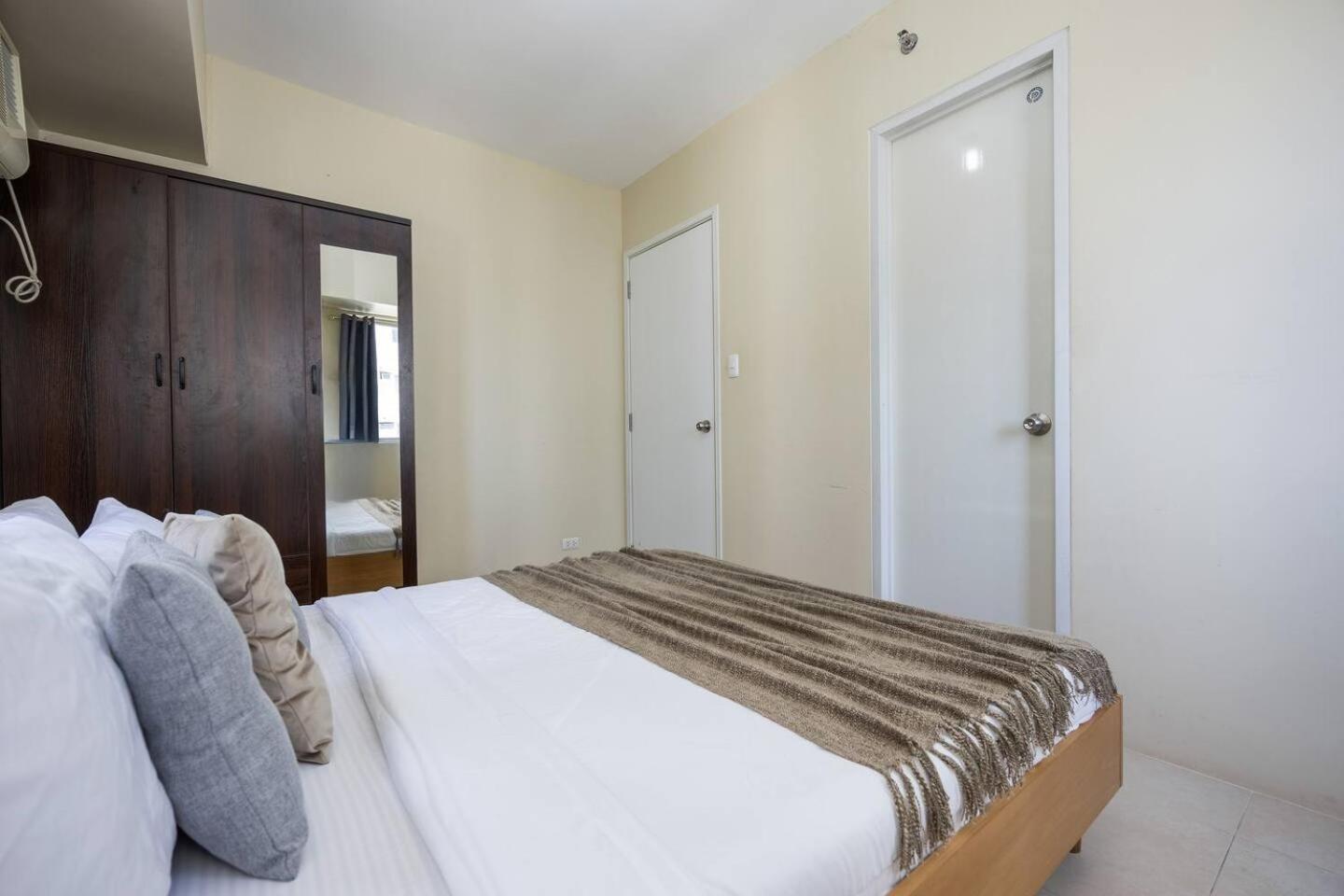 Furnished 2-bedroom In Avida Towers Riala, It Park With Fast Wifi, Netflix, Pool And Apartment Cebu