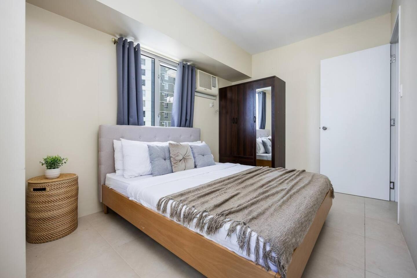 Apartment Furnished 2-bedroom In Avida Towers Riala, It Park With Fast Wifi, Netflix, Pool And Cebu