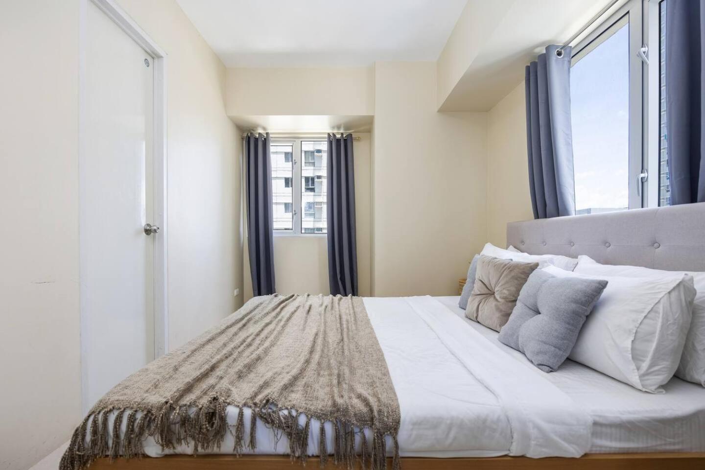 Furnished 2-bedroom In Avida Towers Riala, It Park With Fast Wifi, Netflix, Pool And Apartment *