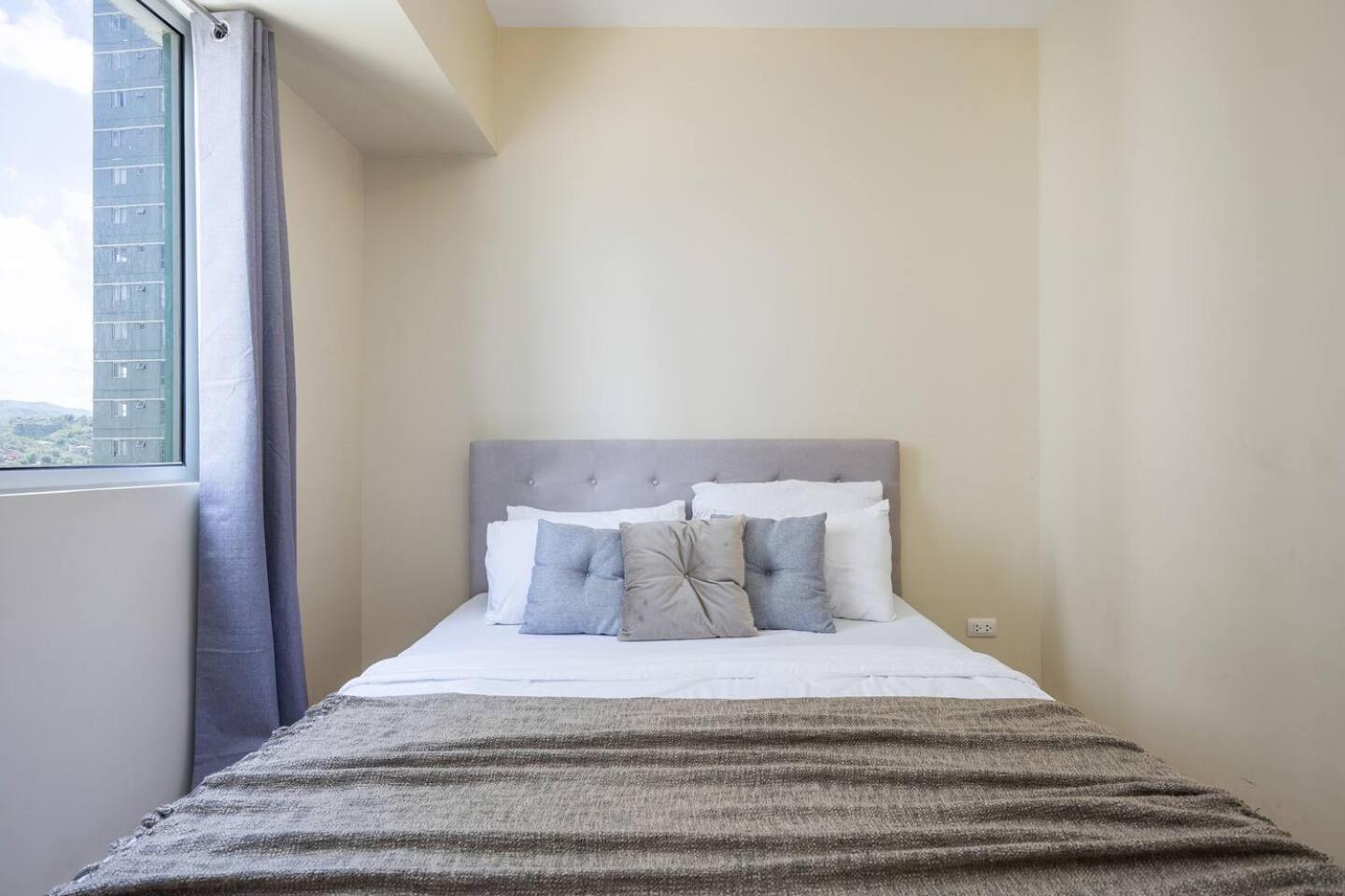 Furnished 2-bedroom In Avida Towers Riala, It Park With Fast Wifi, Netflix, Pool And Apartment Cebu