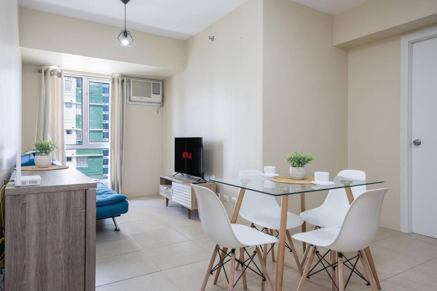 Furnished 2-bedroom In Avida Towers Riala, It Park With Fast Wifi, Netflix, Pool And Cebu