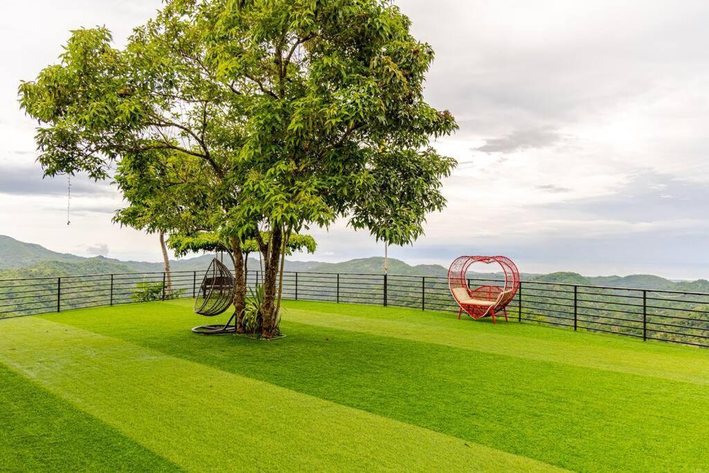 Bahay bakasyunan Cozy Log Mountain Cabin In Mabini With Breakfast *